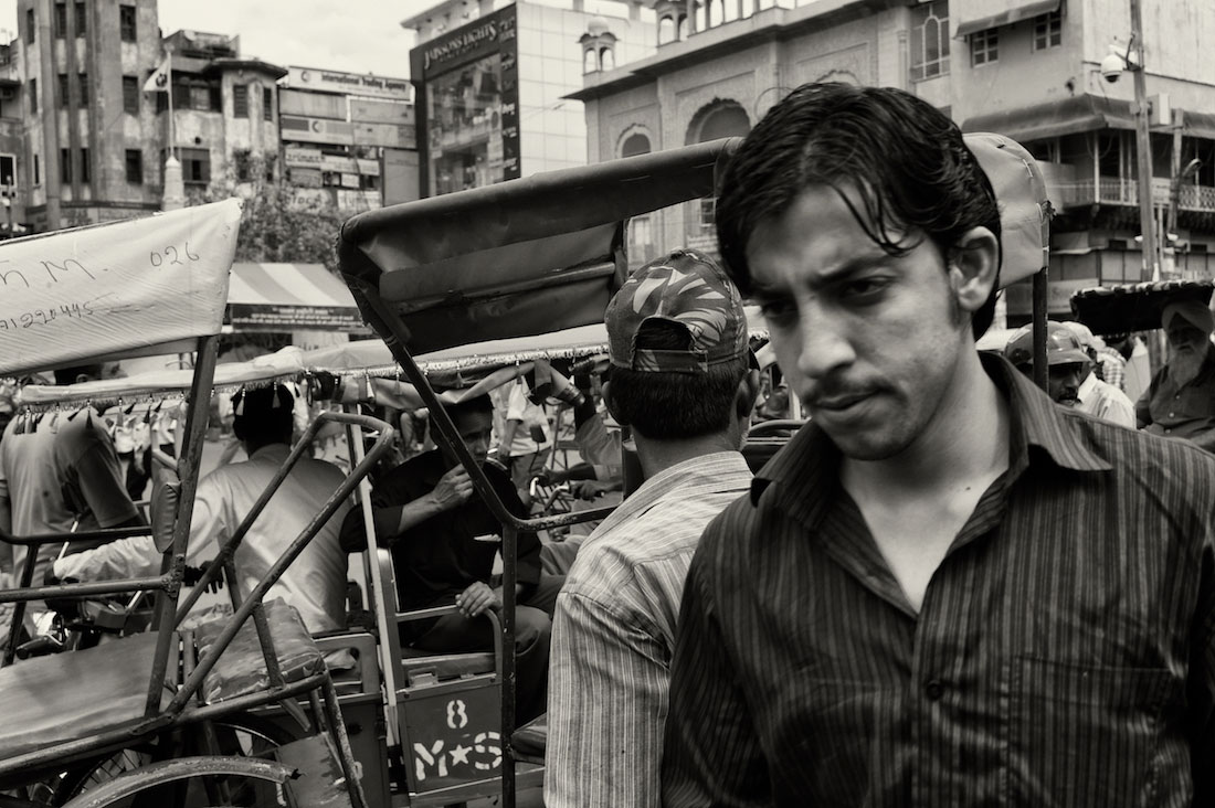 Confusão resultante de um grande aglomerado de pessoas e rickshaws estacionados na parte antiga de Delhi.