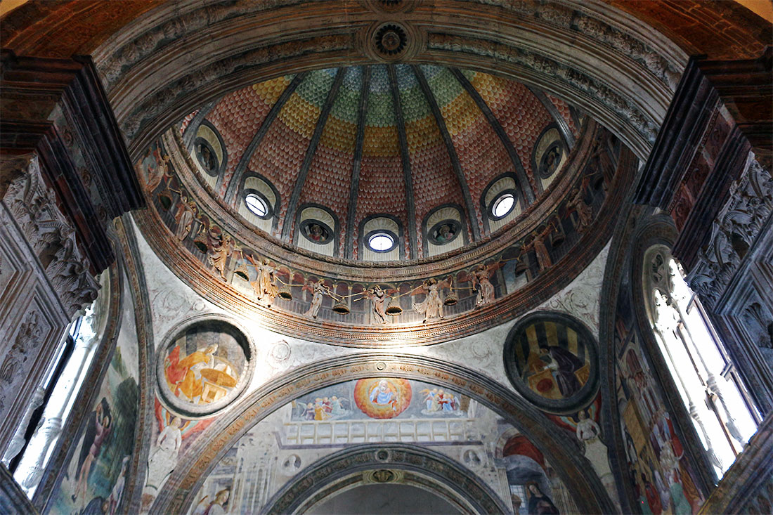 Cúpula e interior da capela Portinari em Milão