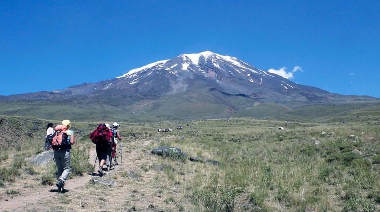 Elementos de uma expedição ao Monte Ararat com neve no cume.