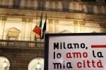 Placa "Milano lo amo la mia cità" junto à fachada do teatro Sacla de Milão