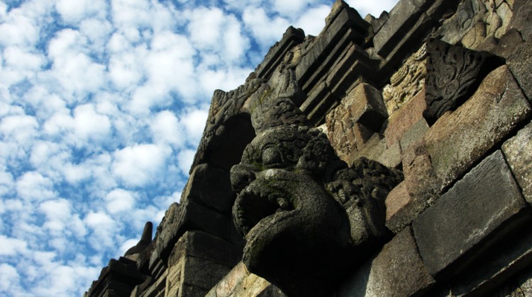 Umas das múltiplas estátuas presentes no templo de Borobudur