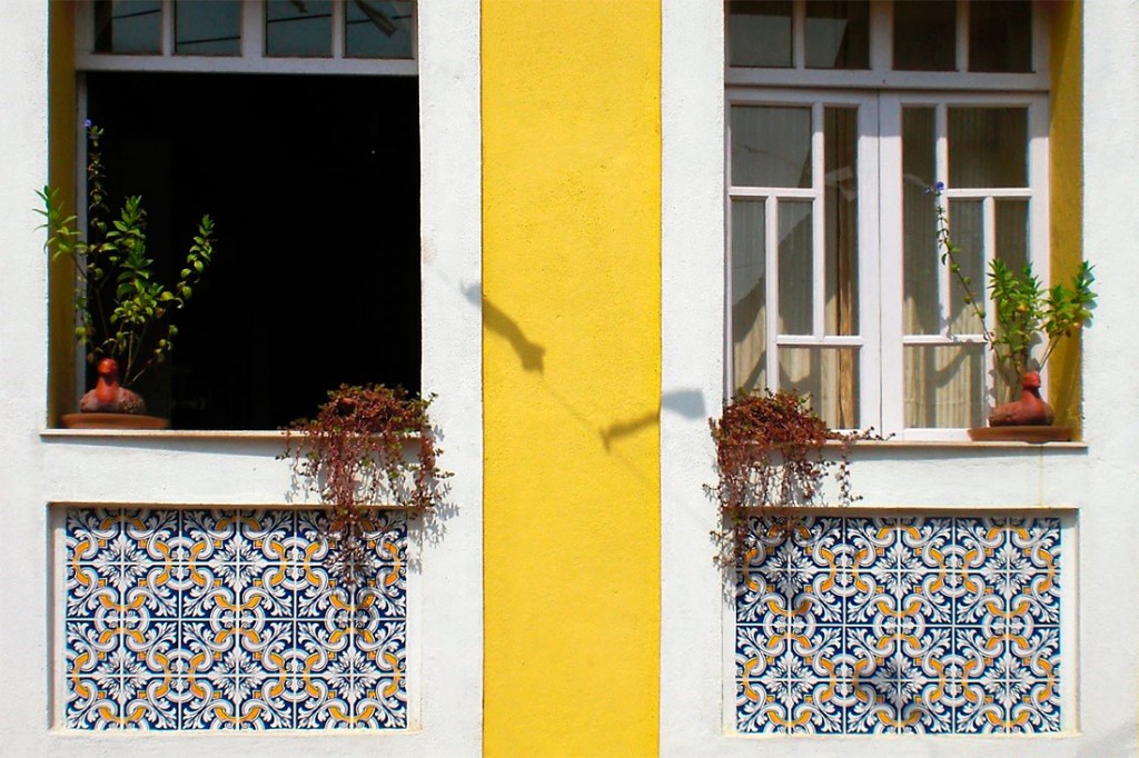 Janelas típicas de edifício colonial em Goa, Índia.