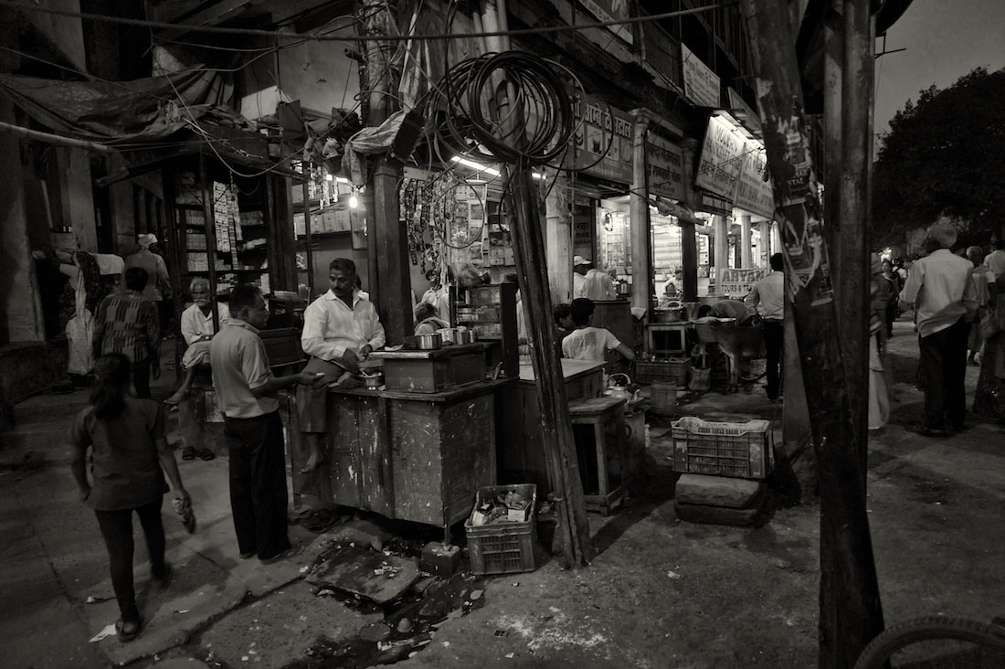 Várias pessoas num mercado de rua na cidade de Varanasi na índia.