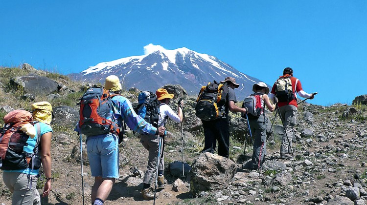 Vários montanhistas que seguem um dos muitos trilhos existentes no monte Aratar.