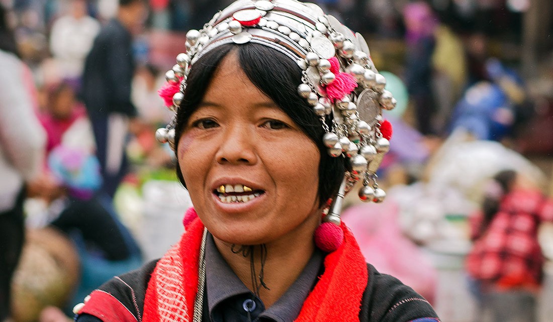 Mulher da tribo Akha a vender no mercado de Muang Sing.