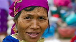 Mulher com lenço roxo pertencente a uma tribo residente da vila de Muang Sing no Laos.