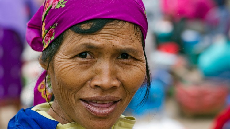 Mulher com lenço roxo pertencente a uma tribo residente da vila de Muang Sing no Laos.