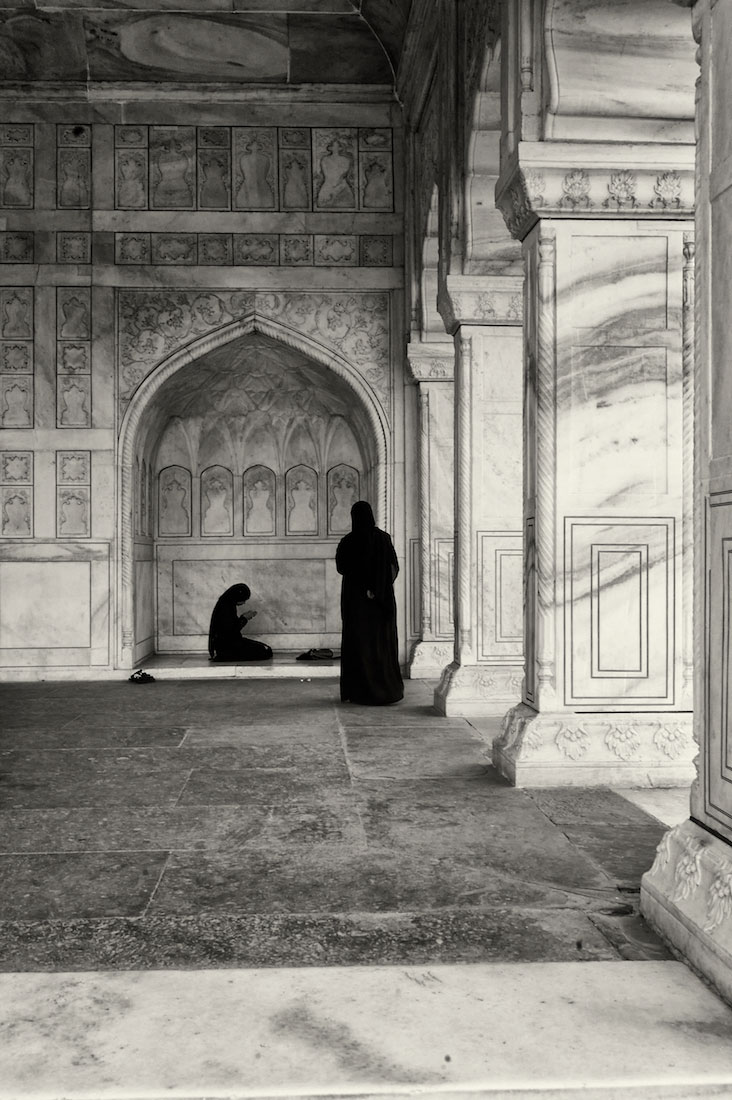 Mulheres muçulmanas a orar num tempo do Red Fort em Agra.