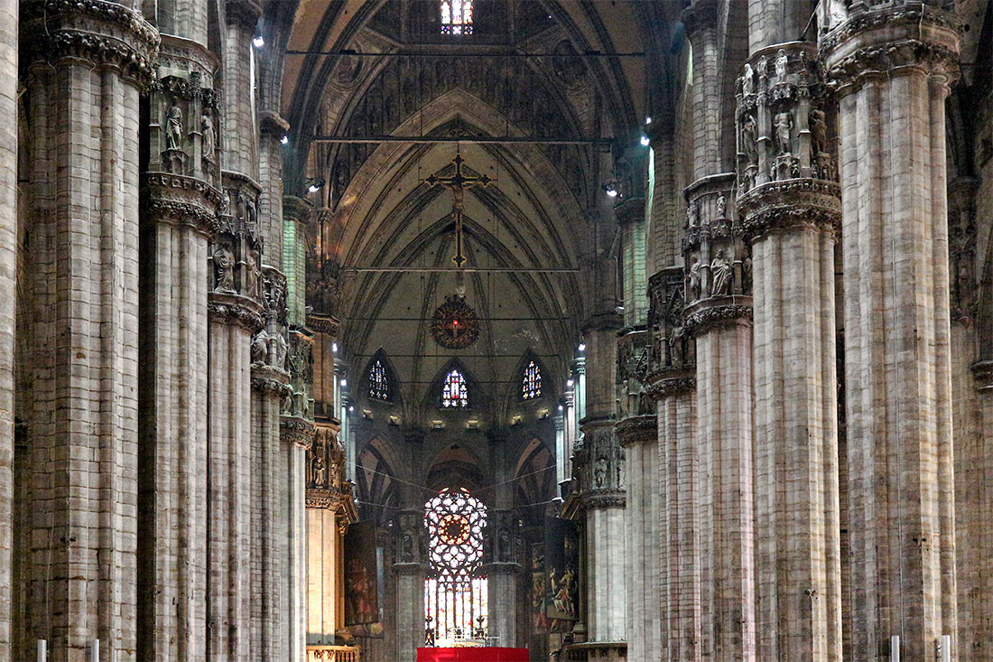 Grandes colunas e altar na nave central da catedral Duomo