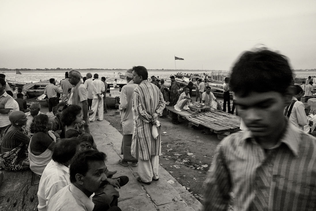 Várias pessoas junto às margens do rio Ganges em Varanasi.