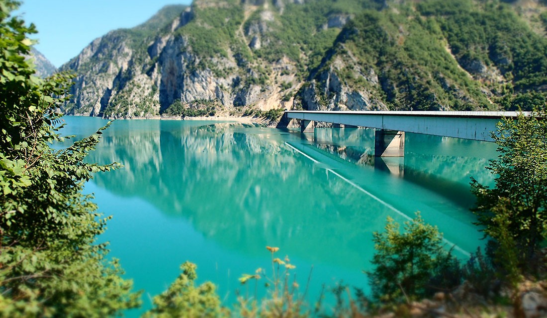 Ponte em Pluzine sobre o lago Piva, Parque Nacional de Durmitor, Montenegro.