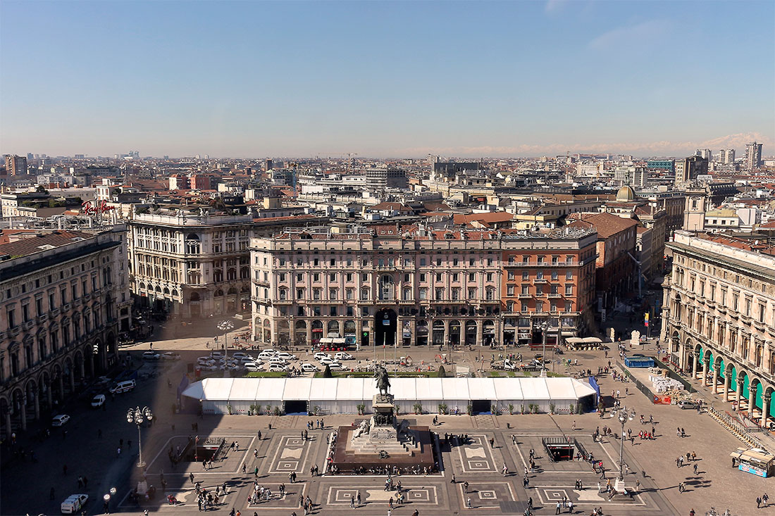 Praça Duomo e vista aérea da zona histórica da cidade de Milão