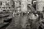 Barcos e pessoas no ritual de purificação junto aos Ghats de Varanasi.