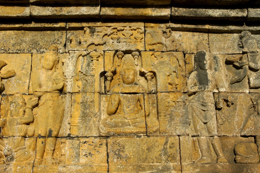 Buda no centro de um dos múltiplos relevos existentes em Borobudur