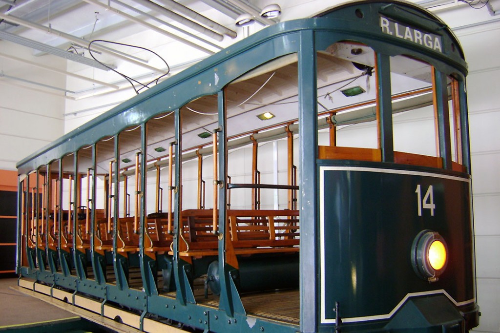 Réplica de um bonde antigo, com bancos em madeira, no Museu Light da Energia no Rio de Janeiro.