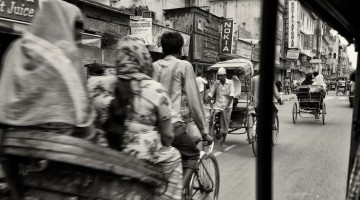 Vários rickshaws em circulação numa rua da velha Delhi na Índia.