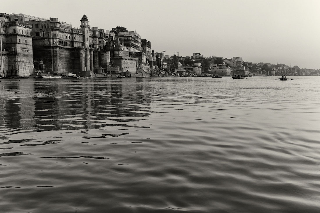 Vista do rio Ganges e casario junto aos Ghats ao nascer do sol.