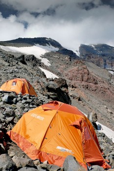 Tendas instaladas em socalcos, protegidas por pedras, na ascensão do monte Ararat na Turquia.