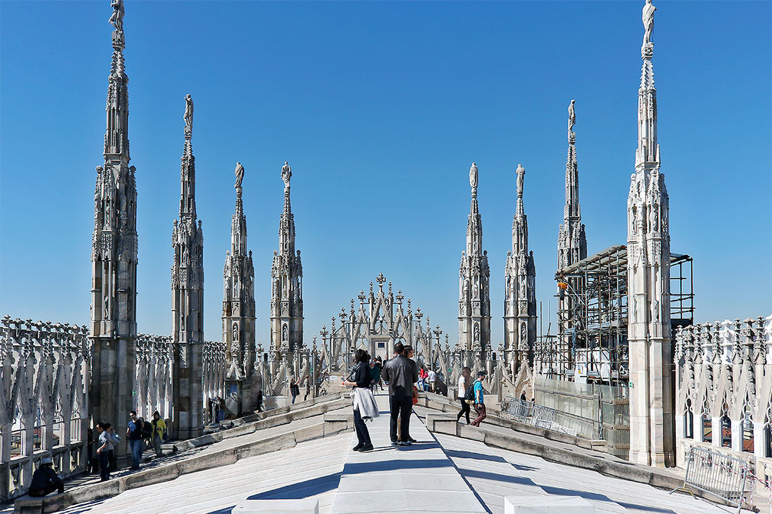 Pináculos esculpidos no terraço da catedral Duomo em Milão
