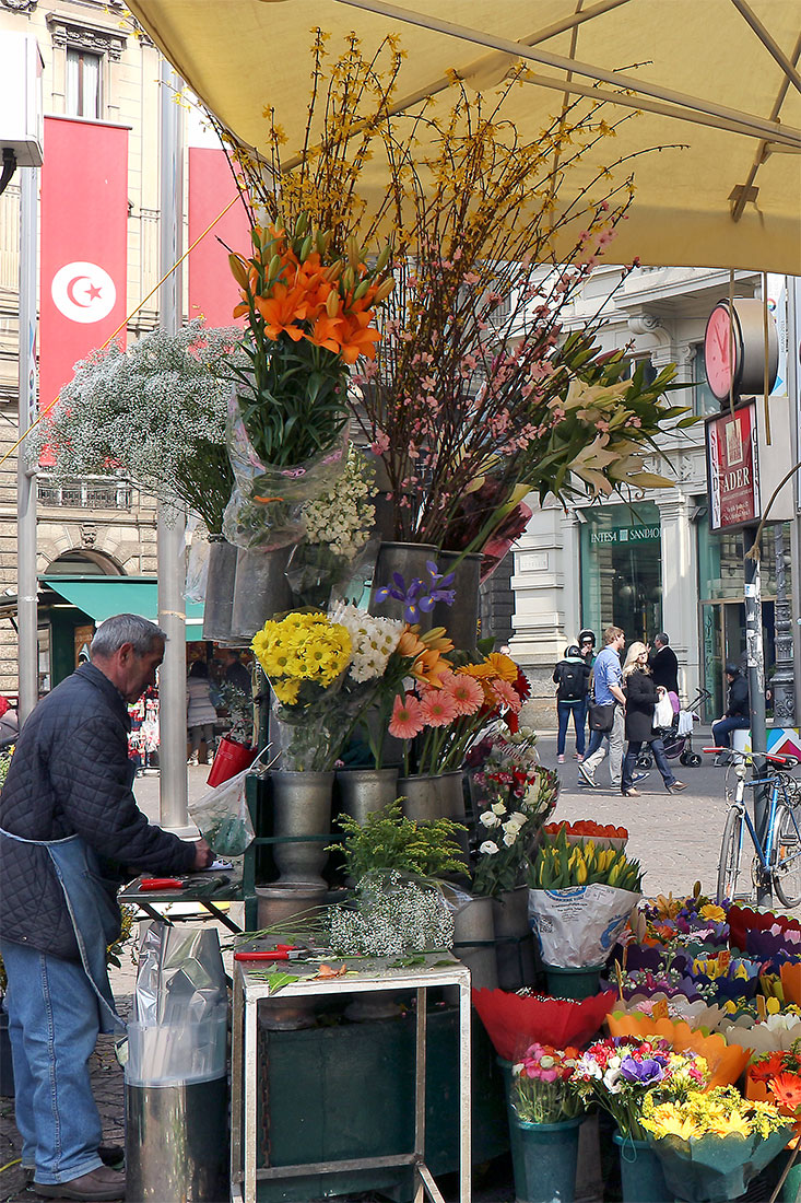 Vendedor de flores na Piazza Cordusio em Milão