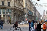 Habitantes de Milão a atravessar a Via Dante junto à Piazza Cordosio
