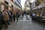 Pessoas em confraternização na Via Fiori Chiari em Milão
