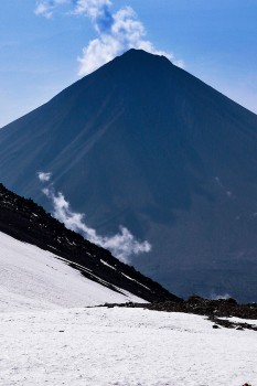 Vista do cone perfeito do pequeno Ararat - Küçük Agri Dagi - desde uma encosta coberta de neve.