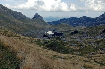 Vista de uma zona montanhosa, ainda com neve, no parque nacional de Durmitor no Montenegro.