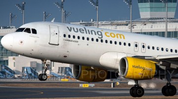 Avião Airbus A320 da companhia low-cost Vueling a levantar voo.
