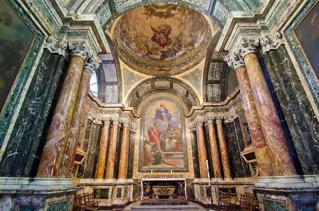 Colunas em mármore e altar da Basílica de Santa Maria del Popolo em Roma