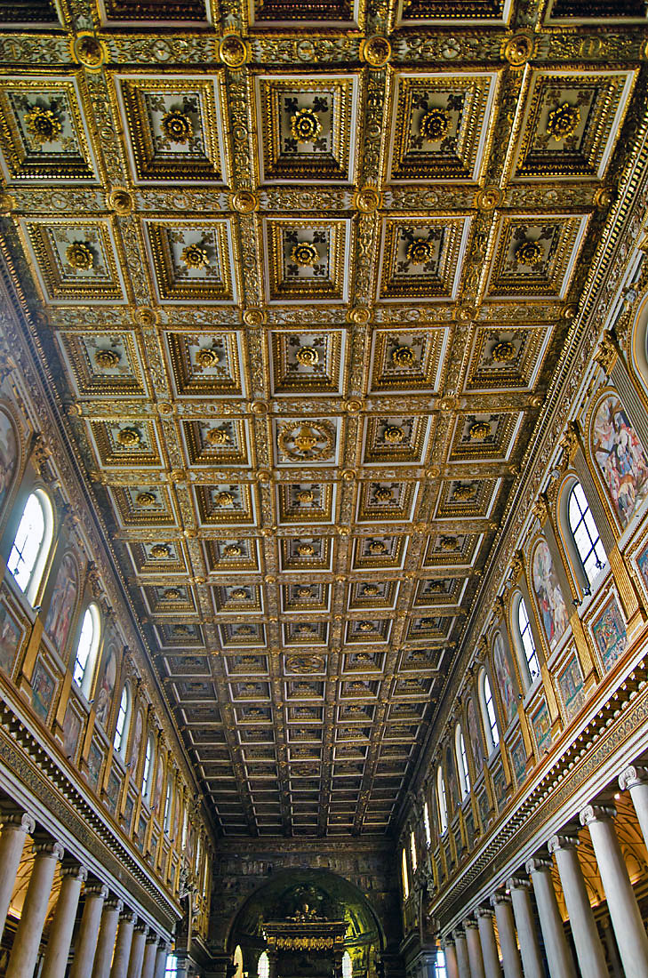 Nave central da basílica de Santa Maria Maior, ladeada de colunas e um rico tecto dourado, em Roma.