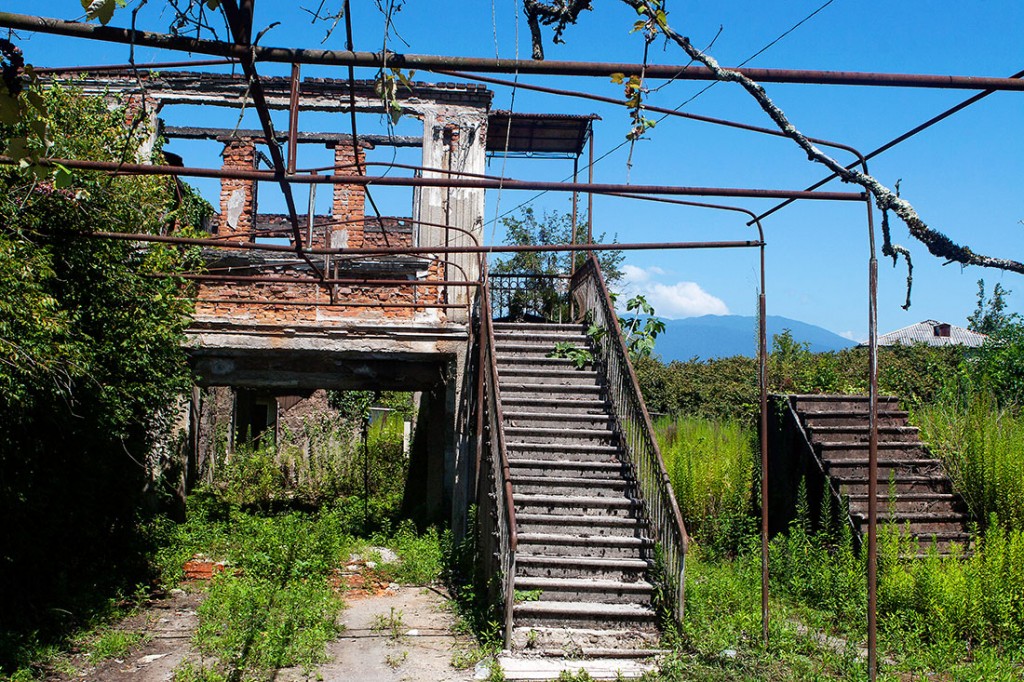 Casa destruída junto à fronteira de Gali na Abecázia.