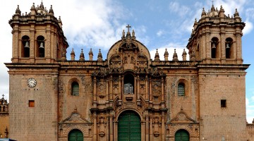 Catedral em pedra alaranjada com duas torres sineiras em Cuzco