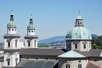 As torres e o telhado da catedral de Salzburgo.