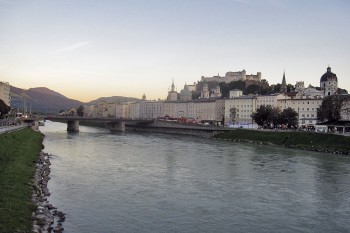 Centro histórico de Salzburgo junto ao Salzach, o rio que atravessa a cidade.