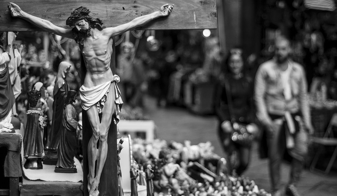 Crucifixo e outras santos na San Gregorio Armeno, uma das ruas de artesanato em Nápoles, a Bella Napoli.