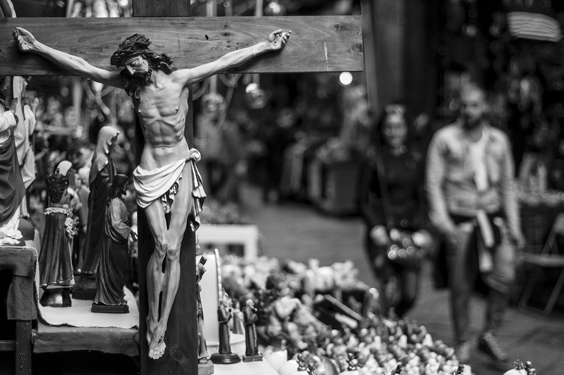 Crucifixo e outras santos na San Gregorio Armeno, uma das ruas de artesanato em Nápoles, a Bella Napoli.