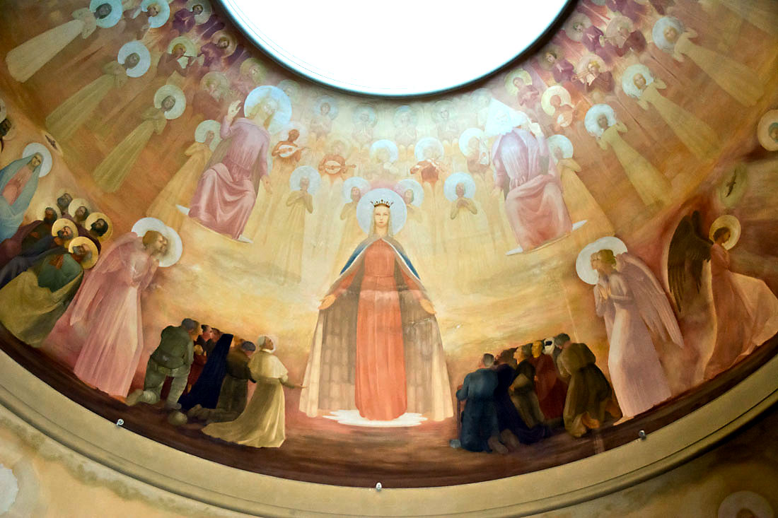 Frescos da cúpula da basílica de Nossa Senhora Rainha dos Apóstolos.