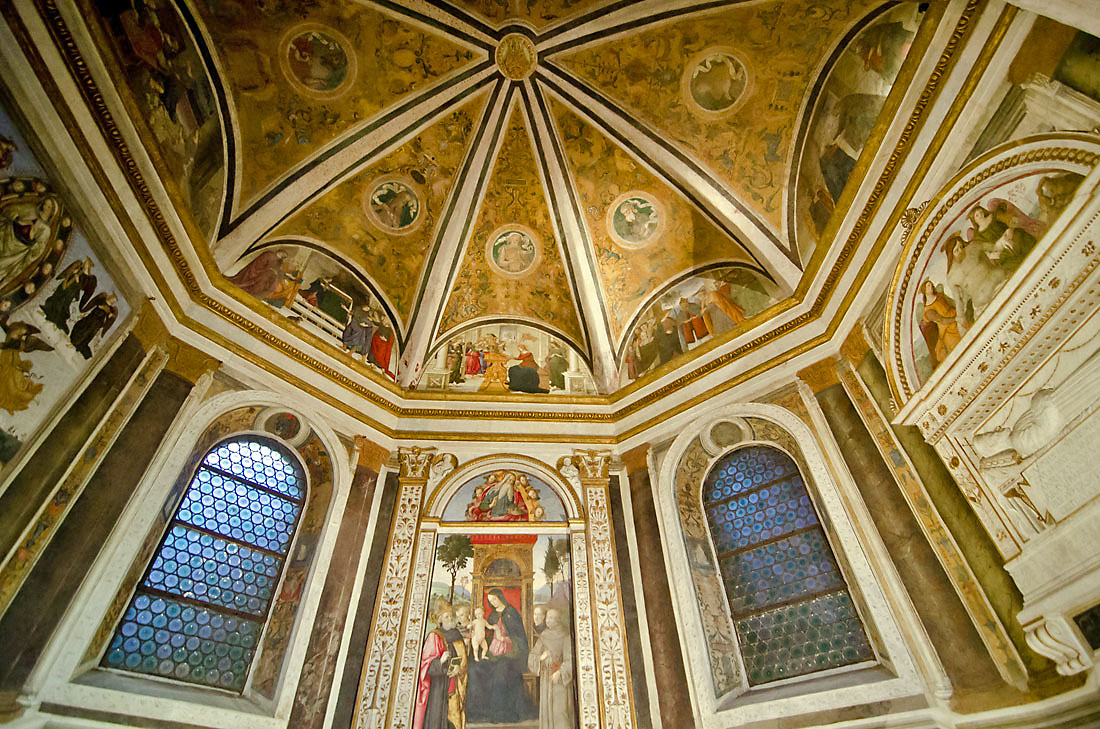 Cúpula e frescos sobre o altar da basílica de Santa Maria del Popolo em Roma.