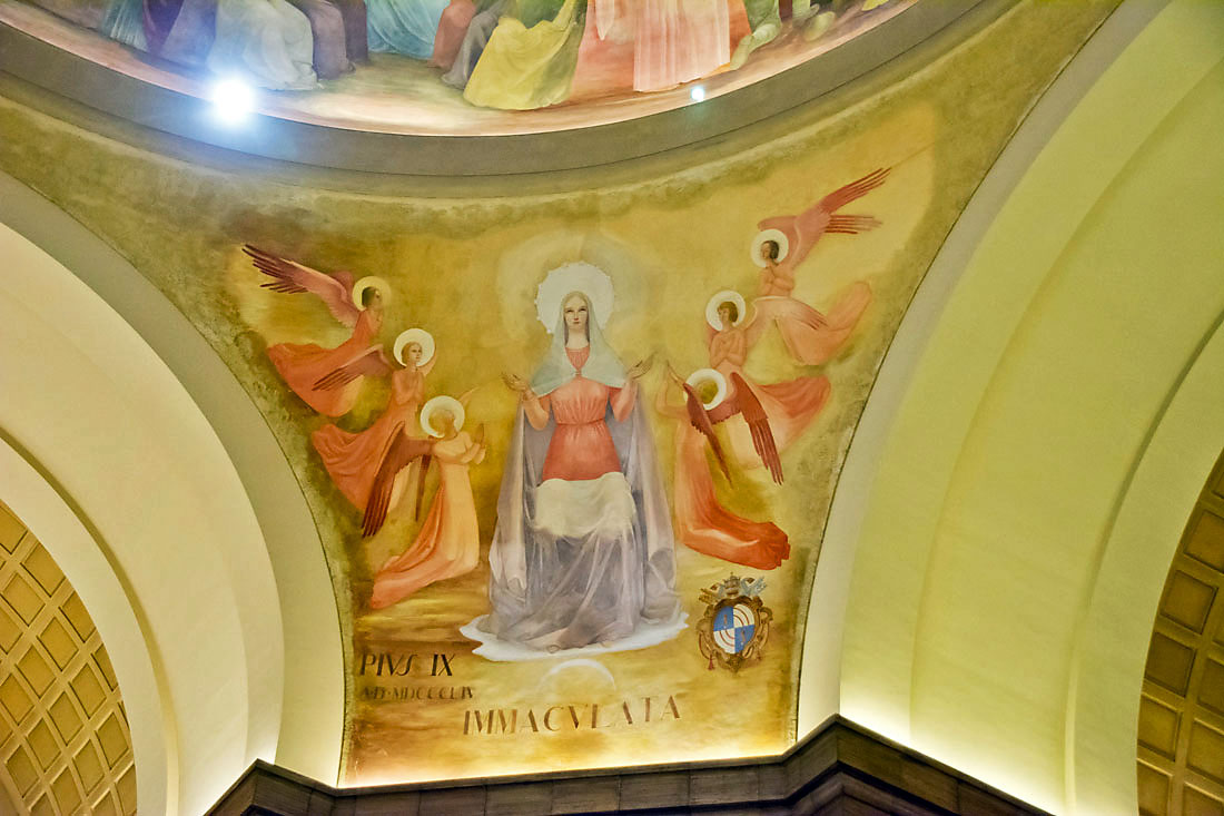 Frescos na basílica Nossa Senhora Rainha dos Apóstolos em Roma.