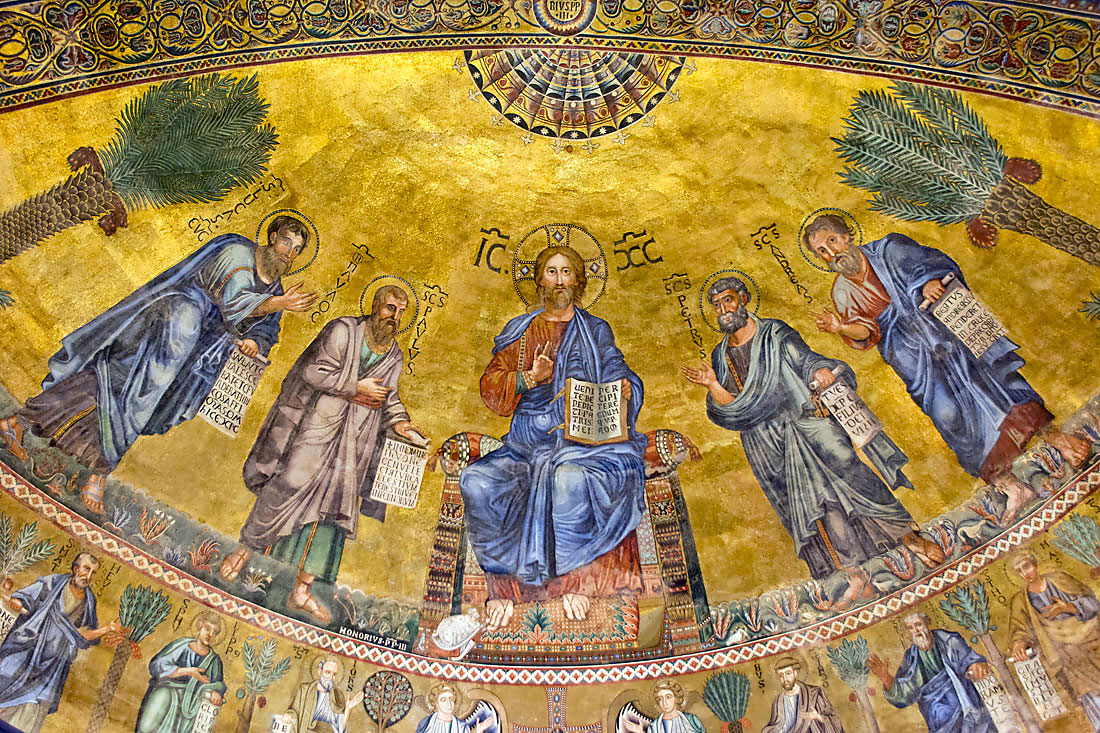 Frescos no tetos na basílica de São Paulo Fora de Muros em Roma.