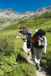 Grupo de montanhistas prepara-se para subir acentuada colina na envolvente do Monte Branco.