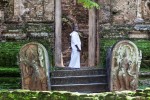 Homem junto a uma das portas do Templo Lankatilaka em Polonnaruwa, Sri Lanka.