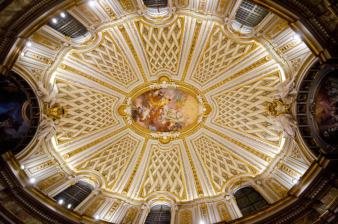 Tecto branco e dourado da Igreja da Santíssima Trindade dos Espanhóis, em Roma.