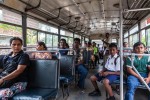 Interior de um autocarro cheio de pessoas na cidade de Negombo, Sri Lanka.