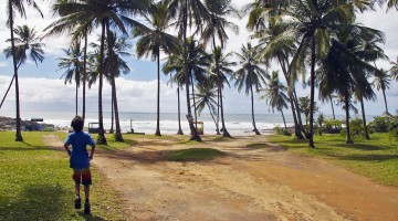 Rapaz a correr numa estrada de terra junto à Praia Resende, arredores de Itacaré.