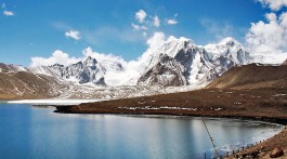 Montanhas cobertas de neve em volta do Lago Gurudongmar no estado indiano de Sikkim.