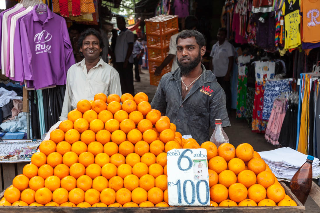 Vendedor de laranjas no Fose Market em Pettah, Colombo.