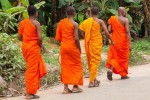 Monges budistas a caminhar numa estada de Unawatuna.