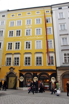 Edifício amarelo da Mozart Geburtshaus, na rua rua Getreidegasse número 9, em Salzburgo.